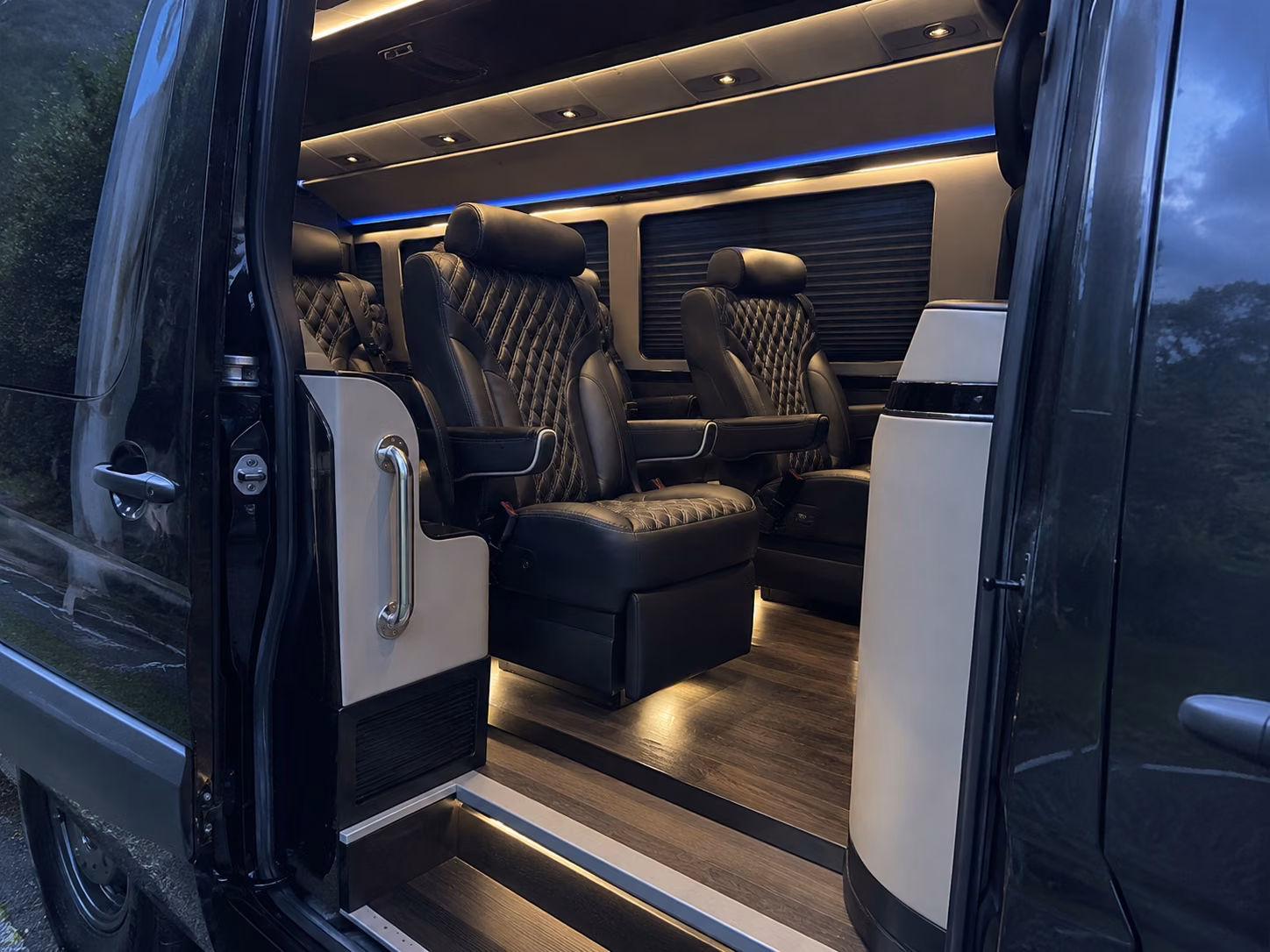find and book transportation for your next prom 1